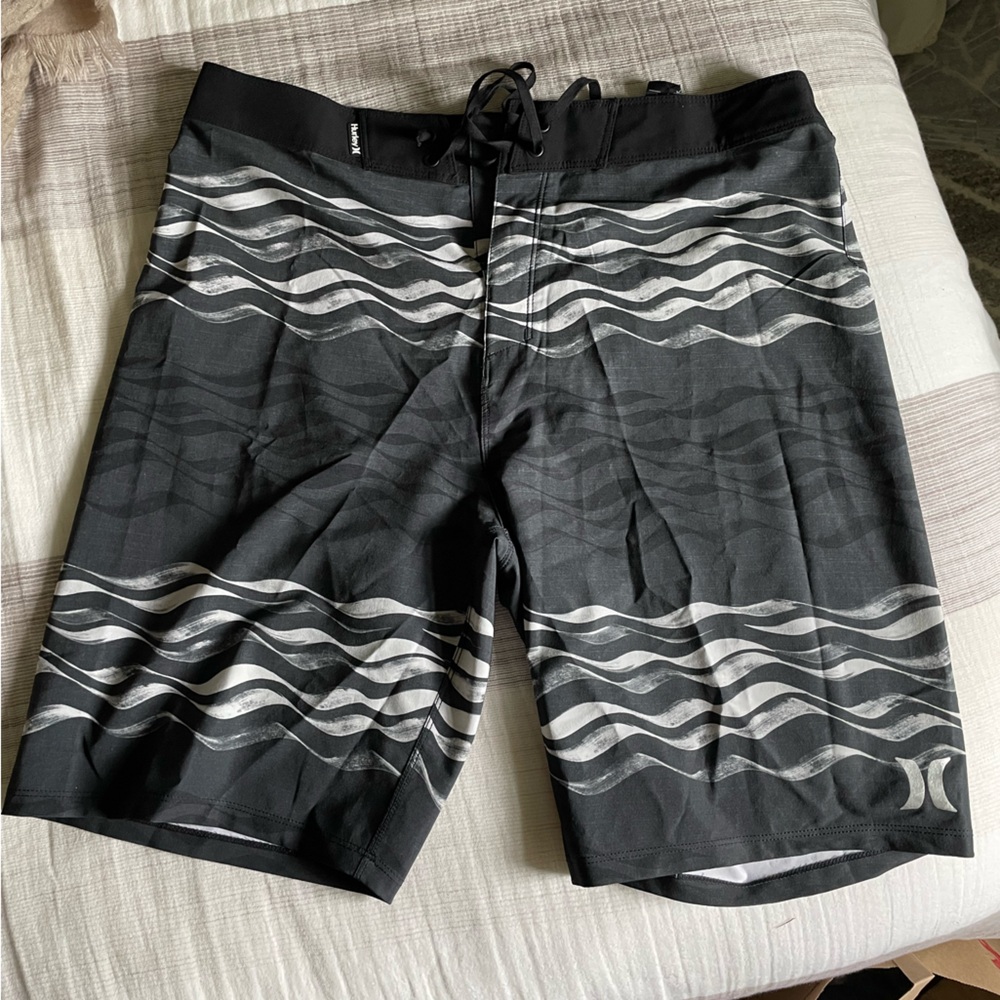 Men’s Hurley boardshort, 32